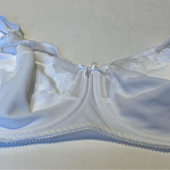 Bali Bra White 36D Underwire, no padding, wider adjustable straps. - Picture 3 of 9